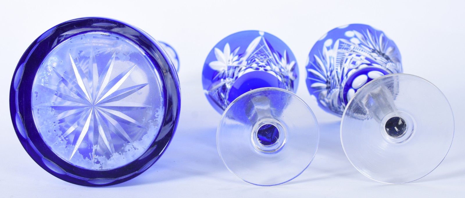 Conjunto composto de licoreira e 6 taças doublé azul lapidado... - foto 9 de 10