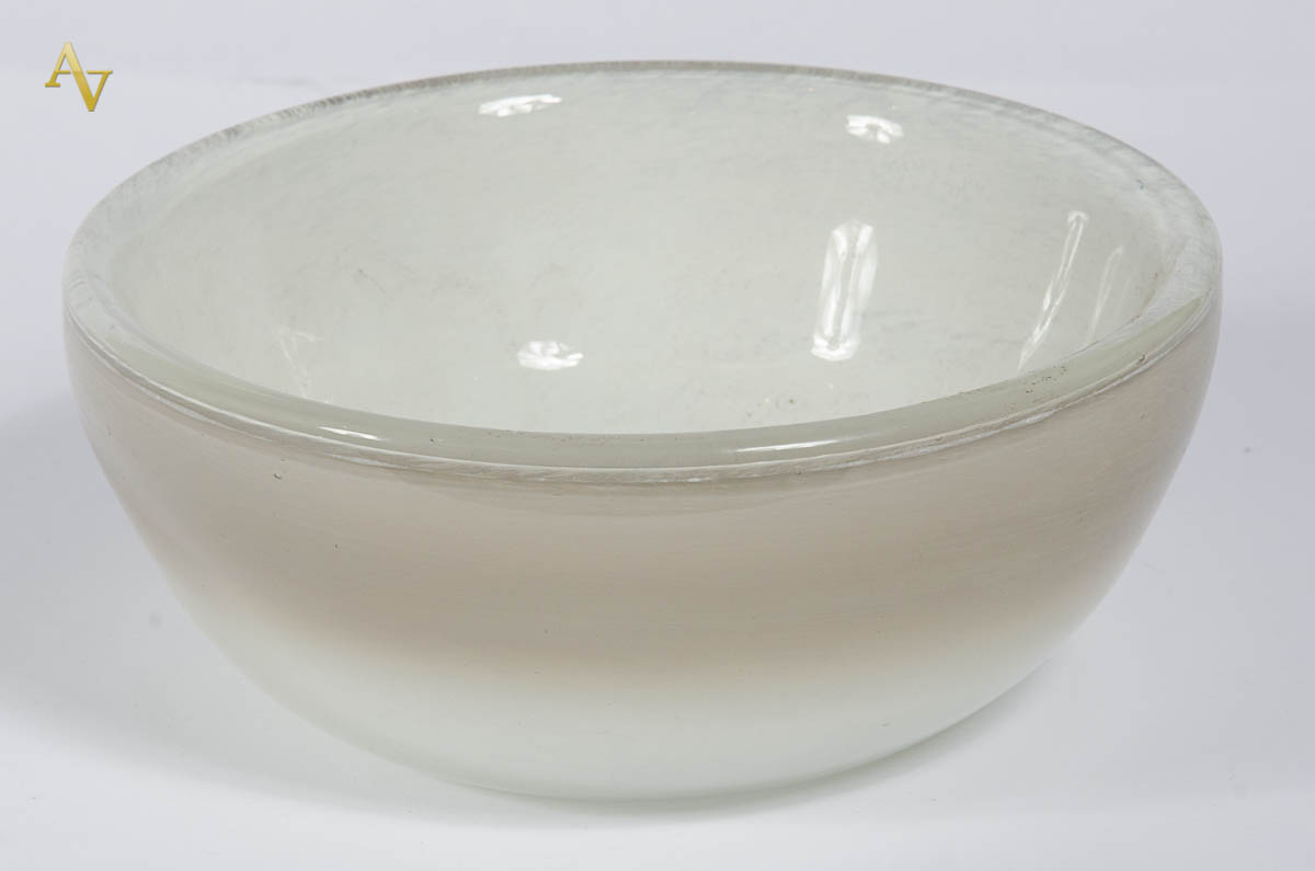 Antigo bowl de murano mesclado c/ branco. Alt. 9 cm, diam. 23cm.