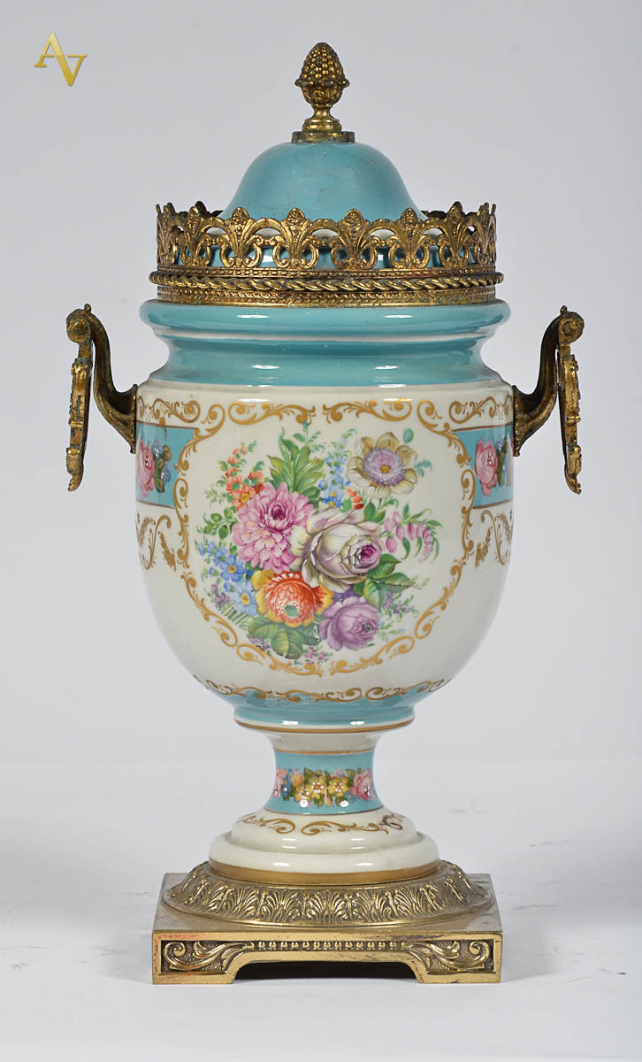 Potiche Francês em porcelana na cor azul e branco, decorada ao gosto...