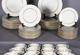 Serviço de jantar de porcelana americana na cor... - Serviço de jantar de porcelana americana na cor bege com friso geométrico em tonalidade mais escura, composto de: 24 pratos rasos, 12 pratos de ...