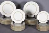 Serviço de jantar de porcelana americana na cor... - Serviço de jantar de porcelana americana na cor bege com friso geométrico em tonalidade mais escura, composto de: 24 pratos rasos, 12 pratos de ...
