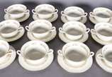 Serviço de jantar de porcelana americana na cor... - Serviço de jantar de porcelana americana na cor bege com friso geométrico em tonalidade mais escura, composto de: 24 pratos rasos, 12 pratos de ...