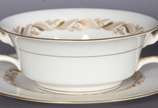 Serviço de jantar de porcelana americana na cor... - Serviço de jantar de porcelana americana na cor bege com friso geométrico em tonalidade mais escura, composto de: 24 pratos rasos, 12 pratos de ...