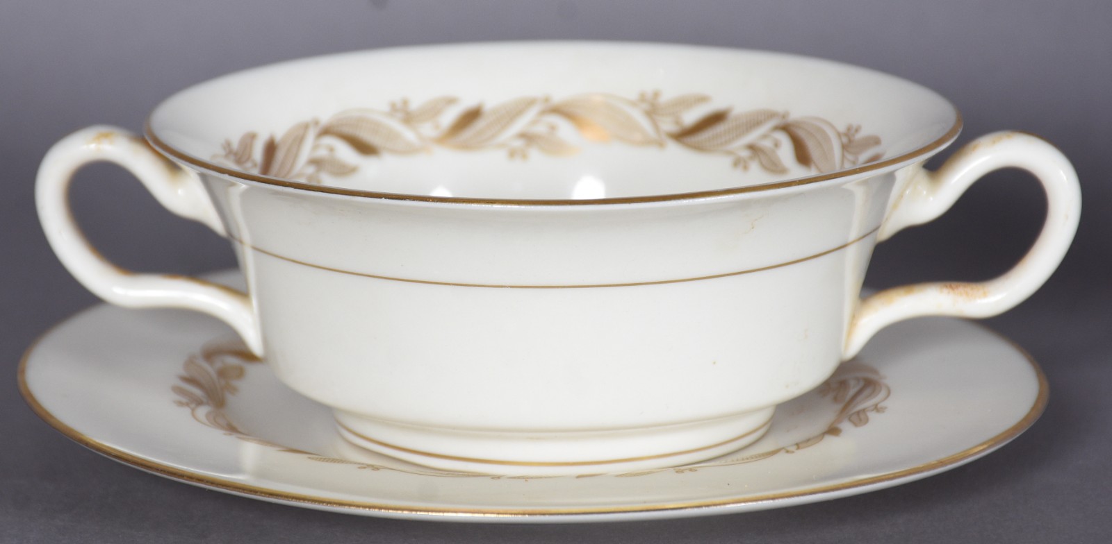 Serviço de jantar de porcelana americana na cor bege com friso... - foto 4 de 7