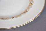 Serviço de jantar de porcelana americana na cor... - Serviço de jantar de porcelana americana na cor bege com friso geométrico em tonalidade mais escura, composto de: 24 pratos rasos, 12 pratos de ...