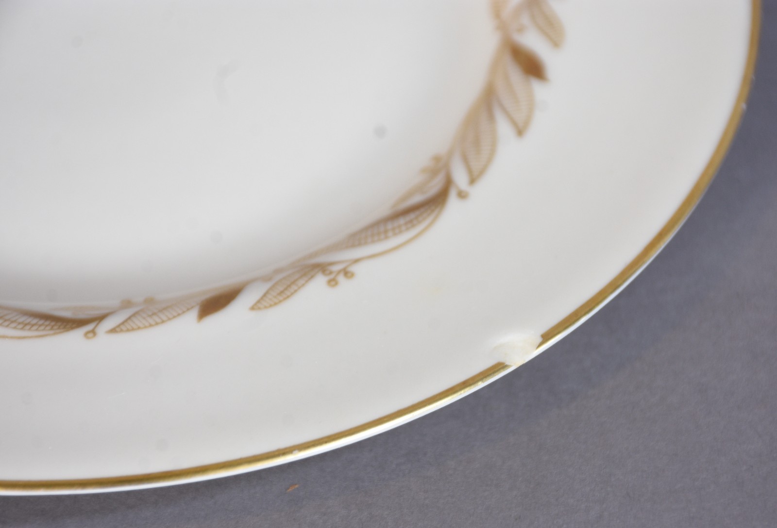 Serviço de jantar de porcelana americana na cor bege com friso... - foto 5 de 7