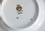 Serviço de jantar de porcelana americana na cor... - Serviço de jantar de porcelana americana na cor bege com friso geométrico em tonalidade mais escura, composto de: 24 pratos rasos, 12 pratos de ...