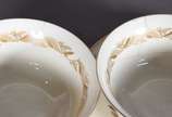 Serviço de jantar de porcelana americana na cor... - Serviço de jantar de porcelana americana na cor bege com friso geométrico em tonalidade mais escura, composto de: 24 pratos rasos, 12 pratos de ...