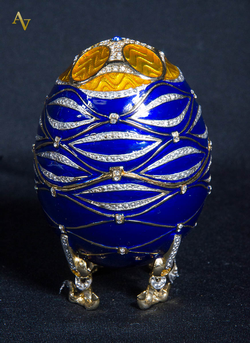 Ovo no estilo Fabergé c/ navio no interior da peça. Alt.10 cm.