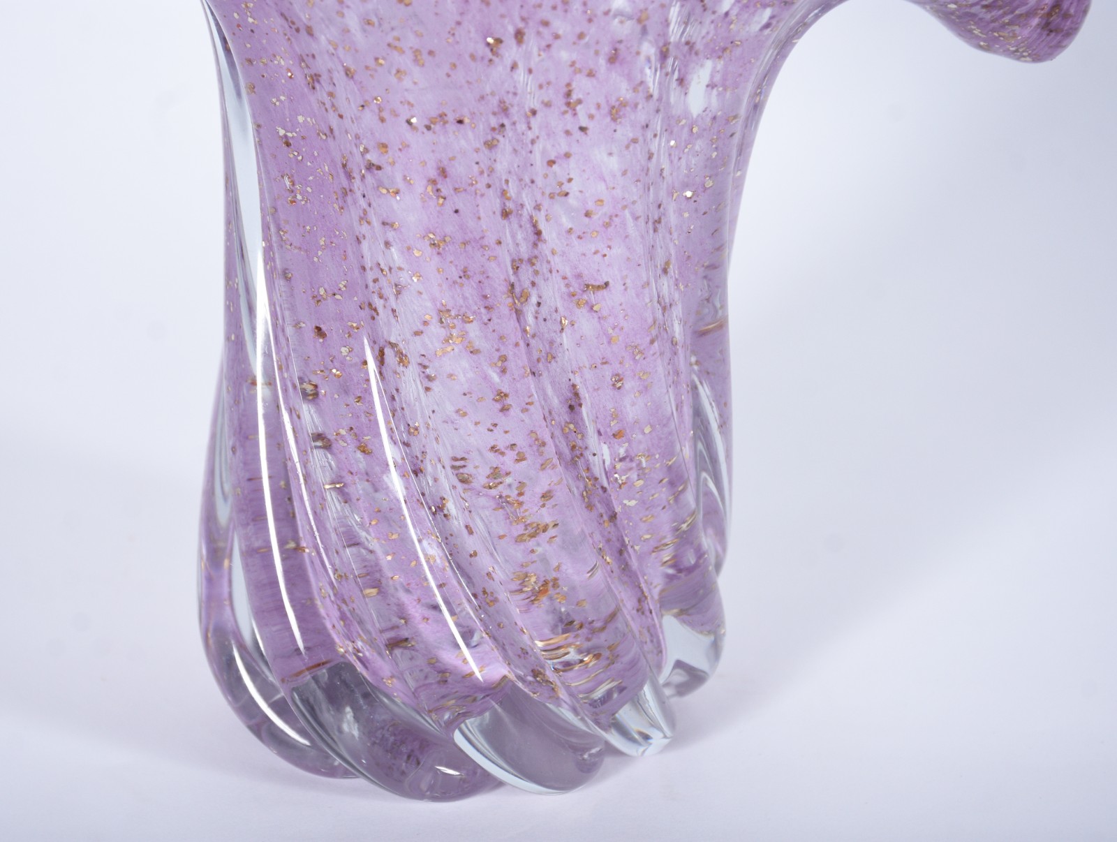 Vaso de vidro decorativo na cor lilás. - foto 3 de 6
