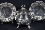 Tres peças de metal prateado, sendo duas salvas... - Tres peças de metal prateado, sendo duas salvas com bordas onduladas MAPPIN & WEBB Princes plate, London Sheffield ( diam. 25 cm) e 1 sopeira (a...