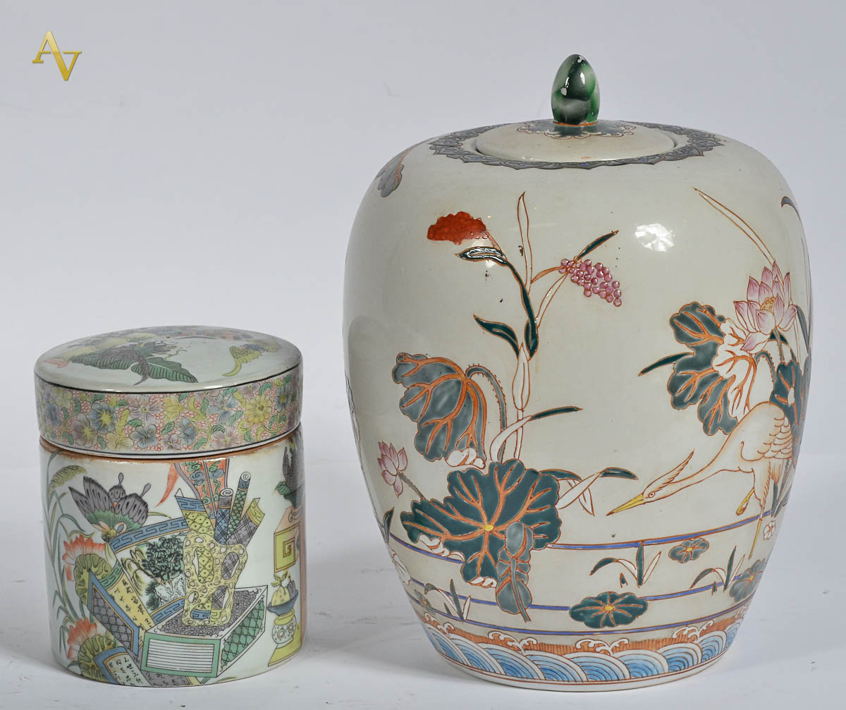 Dois potiches de porcelana chinesa decorados com pássaros e flores em...