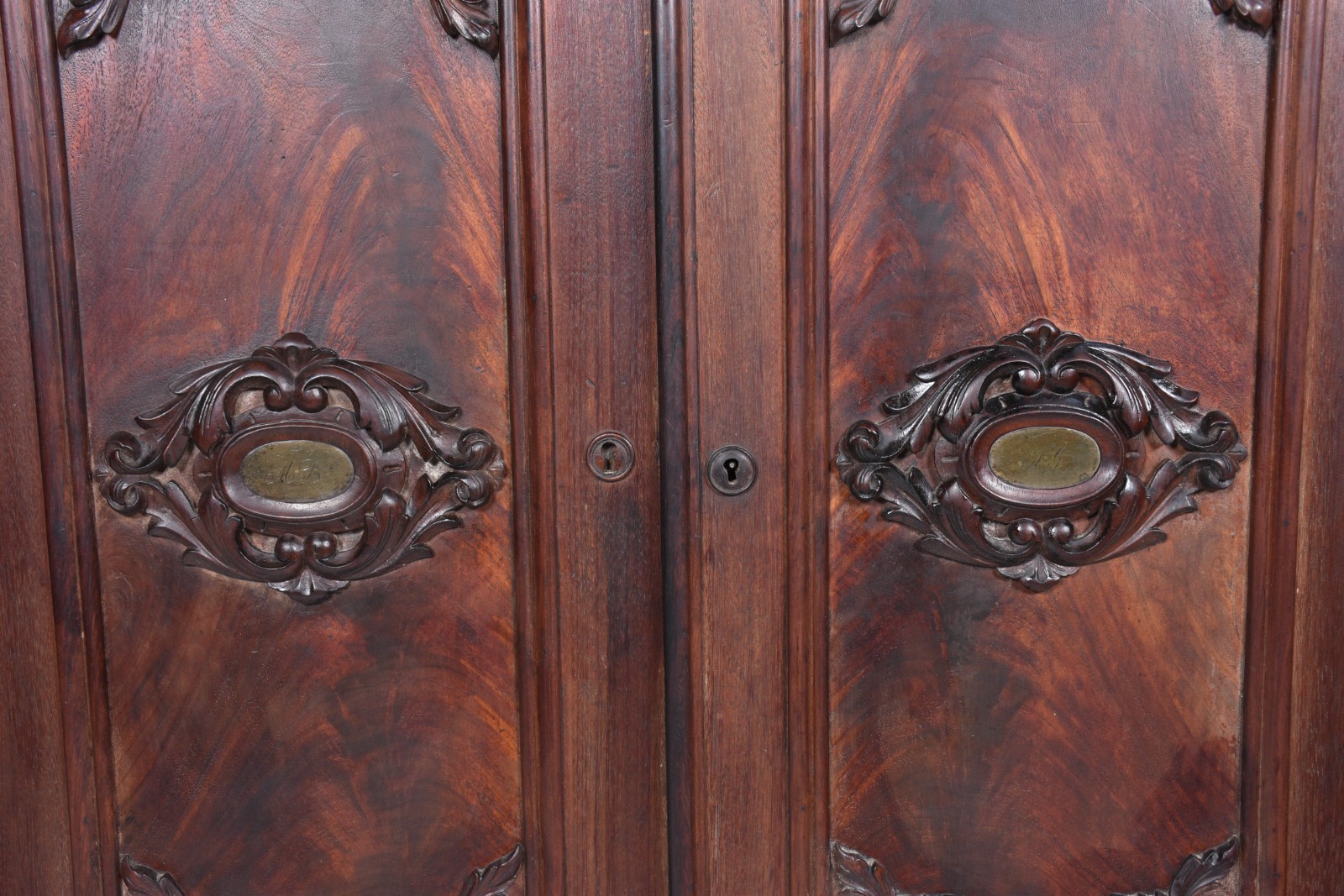 Móvel de madeira nobre, parte inferior com duas portas com entalhes e... - foto 8 de 11