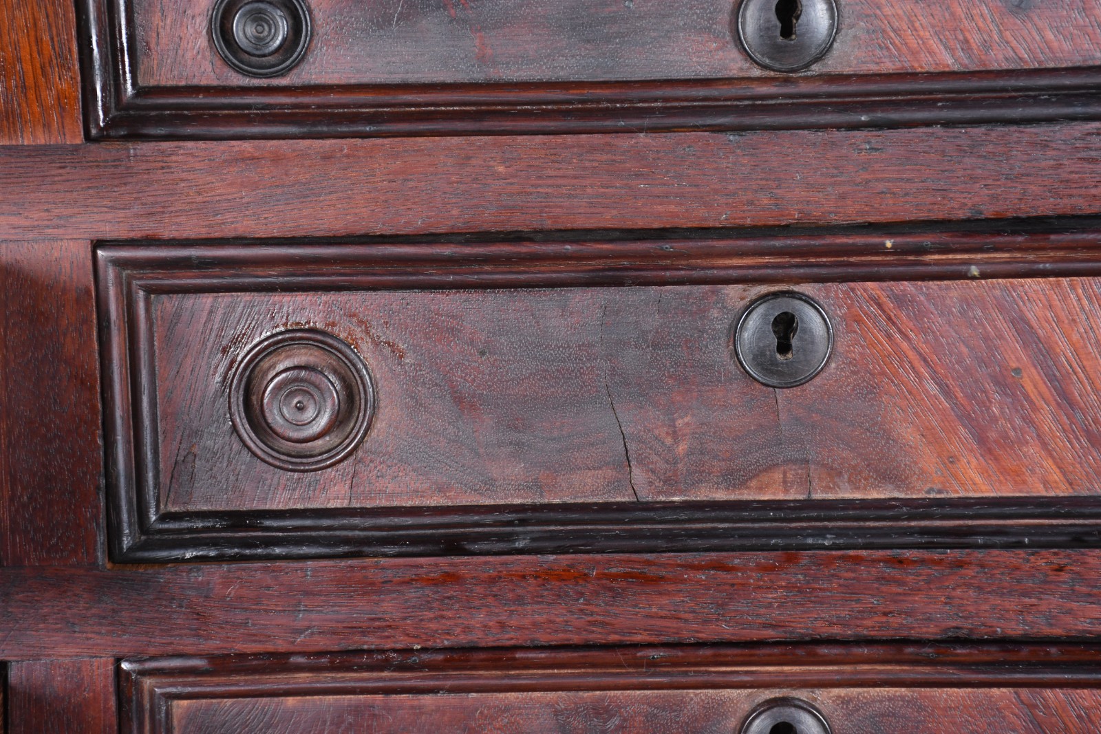 Móvel de madeira nobre, parte inferior com duas portas com entalhes e... - foto 11 de 11