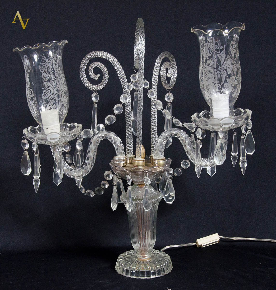 Abatjour de cristal para 2 luzes com pingentes lapidados, alt. 49 cm.