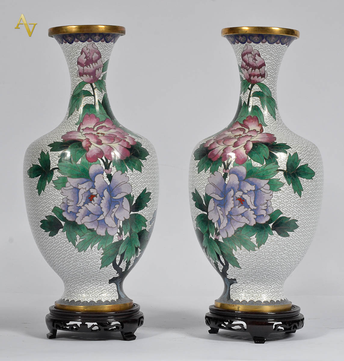 Par de vasos de cloisone c/ fundo branco e flores em policromia...