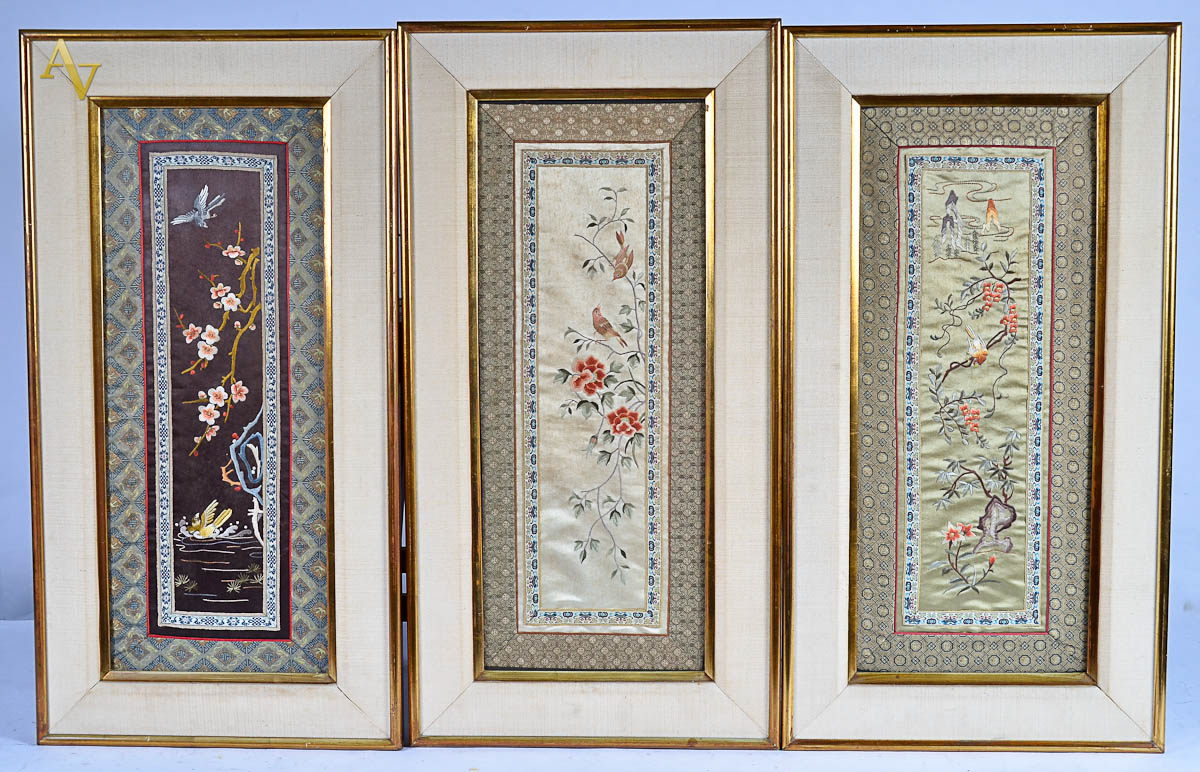 Três quadros de seda oriental bordada. med.externa 74 x 39 cm, cada.