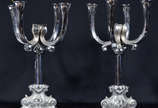 Par de candelabros para 5 velas cada de metal p... - Par de candelabros para 5 velas cada de metal prateado. Alt. 40 cm.