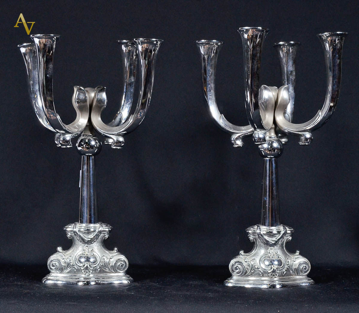 Par de candelabros para 5 velas cada de metal prateado. Alt. 40 cm.