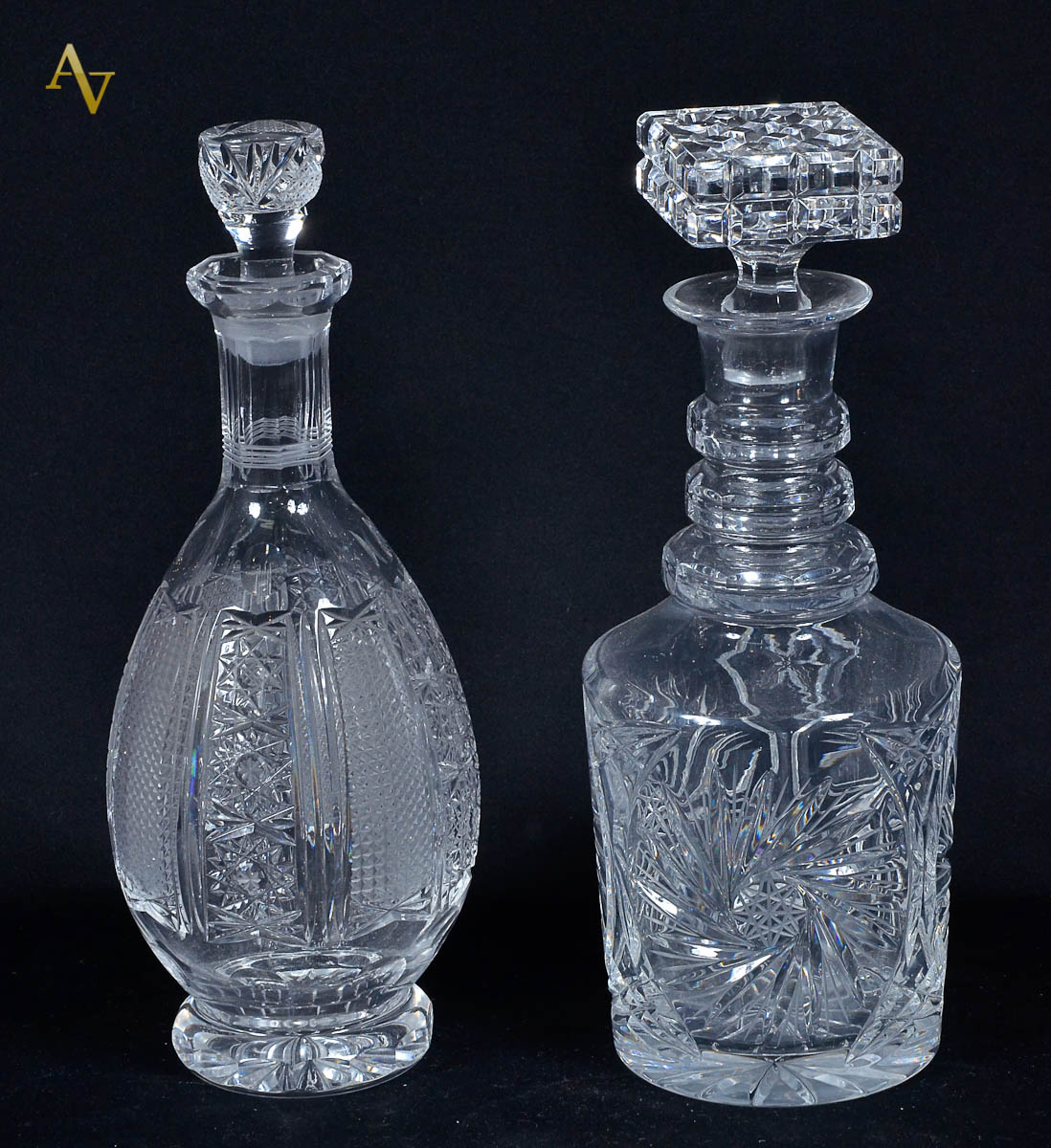 Duas garrafas de cristal lapidado (uma das tampas no estado). Alt. 30...