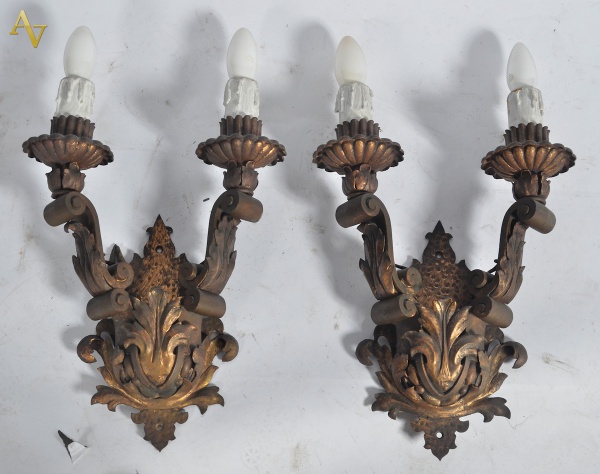 Par de apliques para 2 luzes cada de metal dourado, alt.total 40 cm.