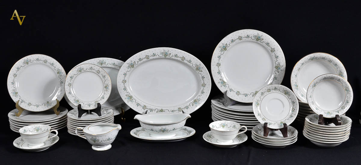 Aparelho de jantar e chá em porcelana Noritake na cor branca c/ borda...