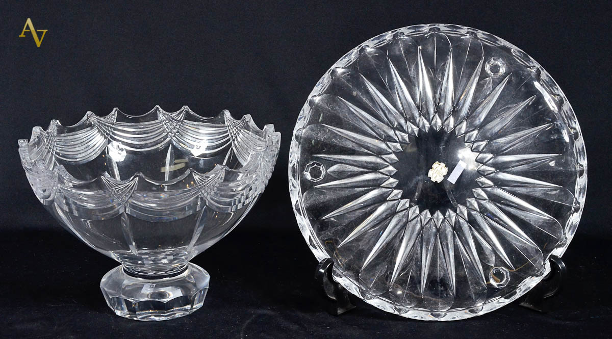 Duas peças de cristal da Bohemia, sendo fruteira com borda recortada...