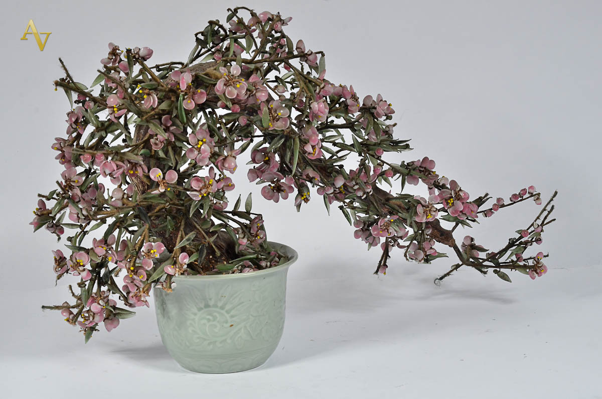 Vaso de porcelana oriental c/ flores de pedra. Alt. 52 cm.