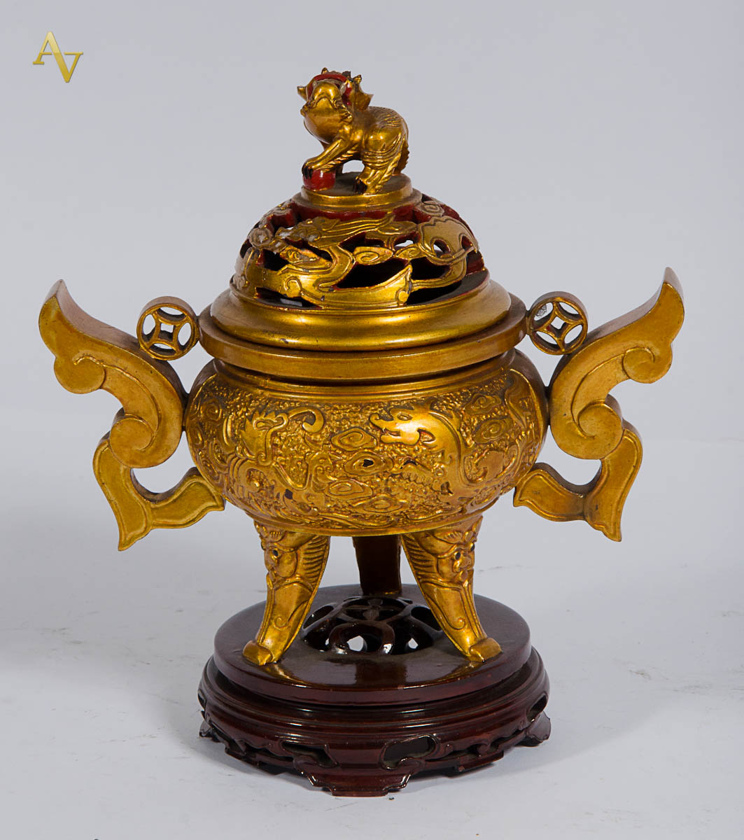Incensório dourado, de origem oriental, encimado por cão de fó ( no...