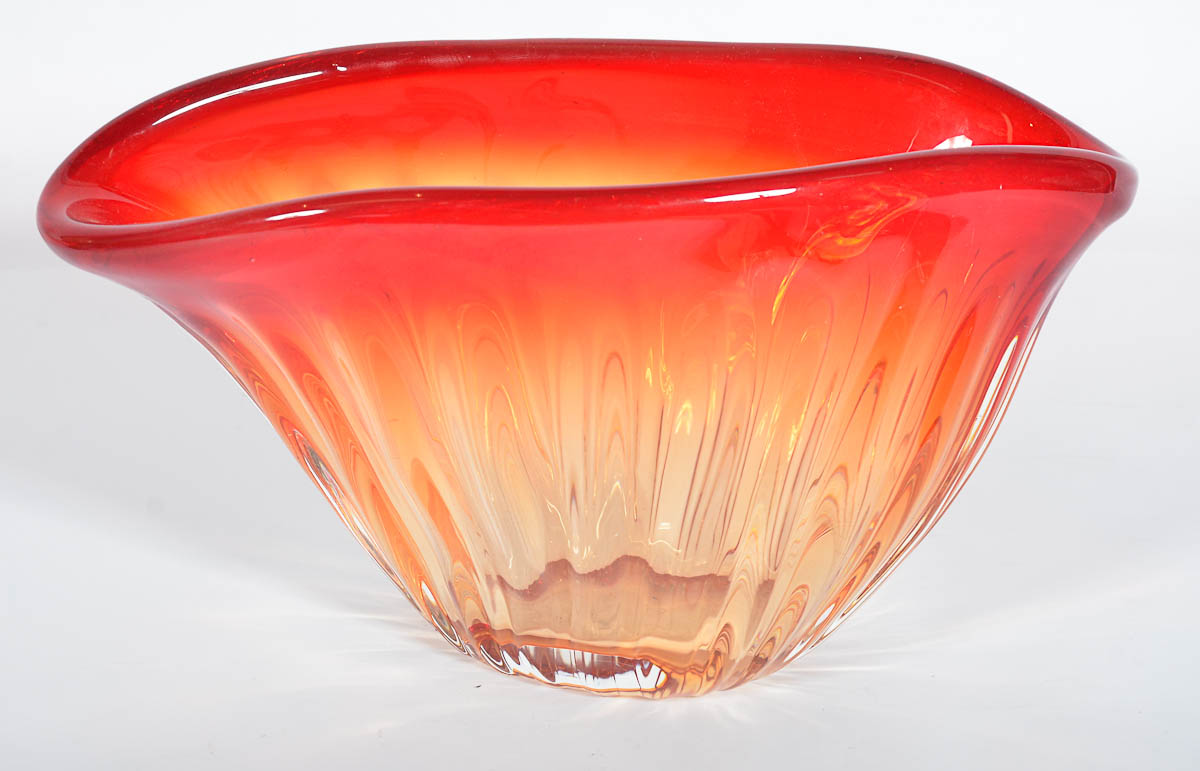 Centro de mesa na cor vermelha degrade. Alt. 16 cm - larg. 30 cm.
