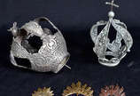 Cinco pequenas peças sacras de metal prateado, ... - Cinco pequenas peças sacras de metal prateado, sendo 2 coroas ( 12 e 13 cm)e 3 resplendores ( 3 a 4 cm).