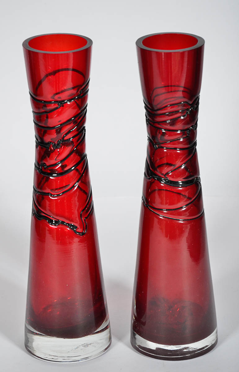 Par de vasos na cor vermelha c/ frisos pretos. Alt. 27 cm - diam. 5...