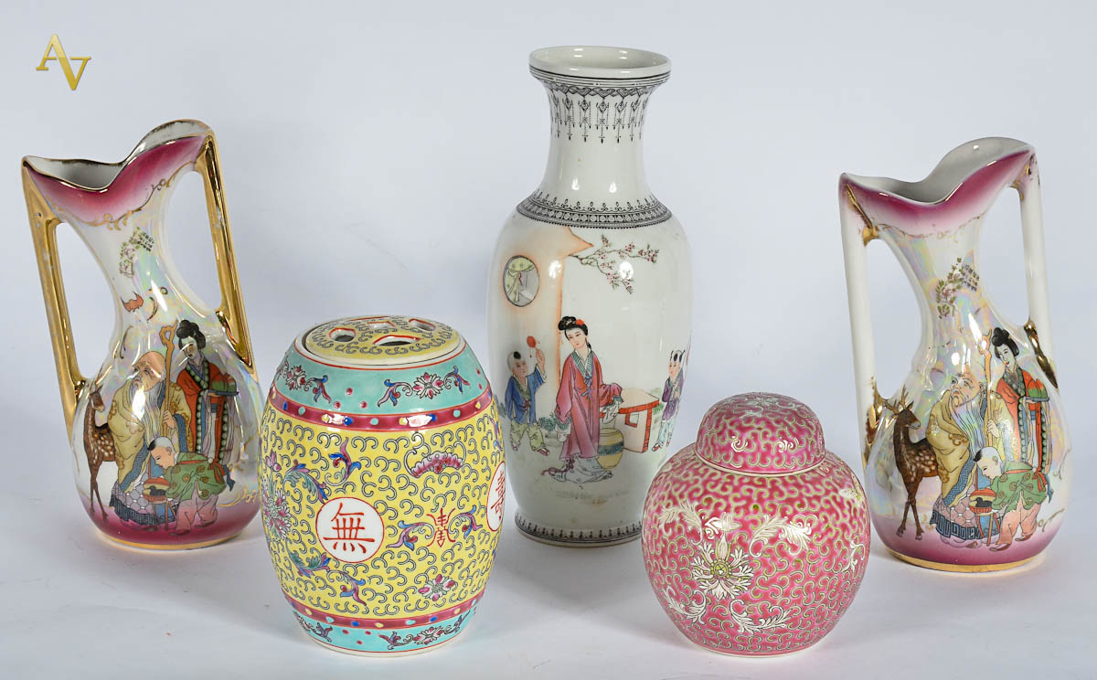 Cinco peças de porcelana oriental, sendo 3 vasos com figuras em...