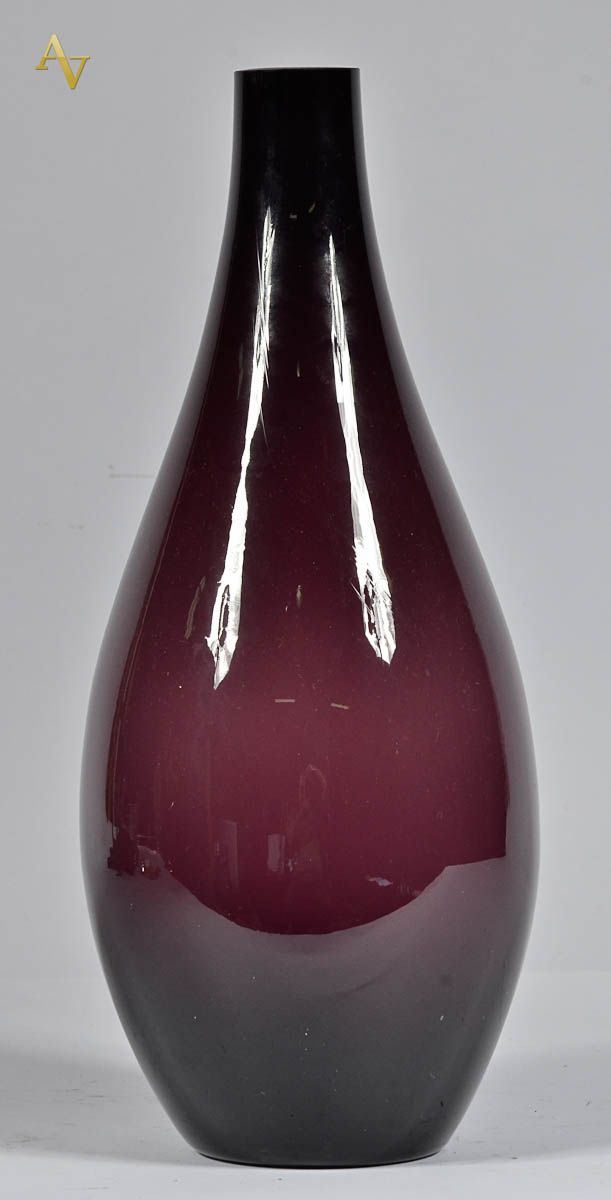 Vaso de murano na cor vinho. Alt. 40 cm.