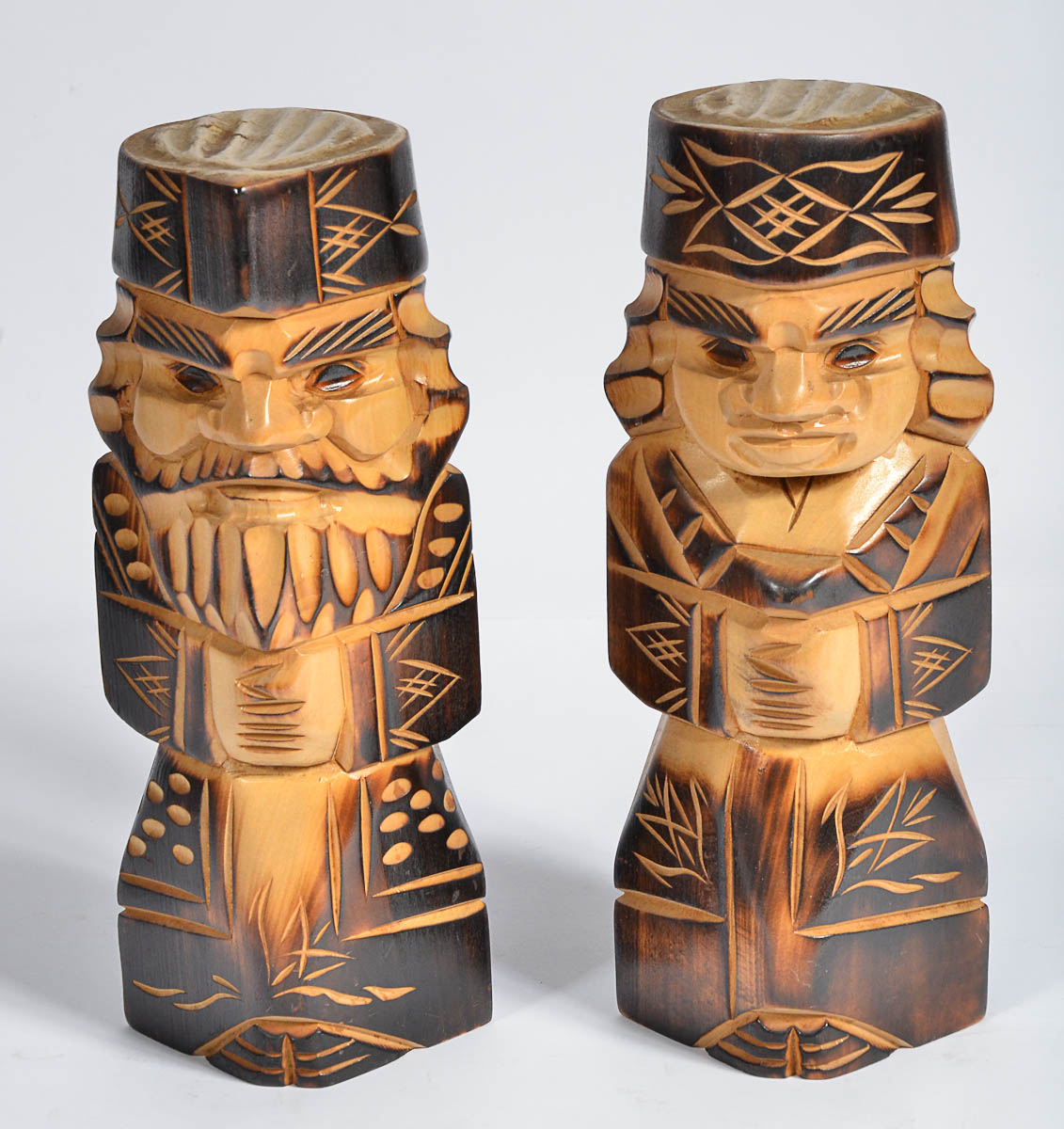 Par de figuras esculpidas em madeira Alt. 29 cm.