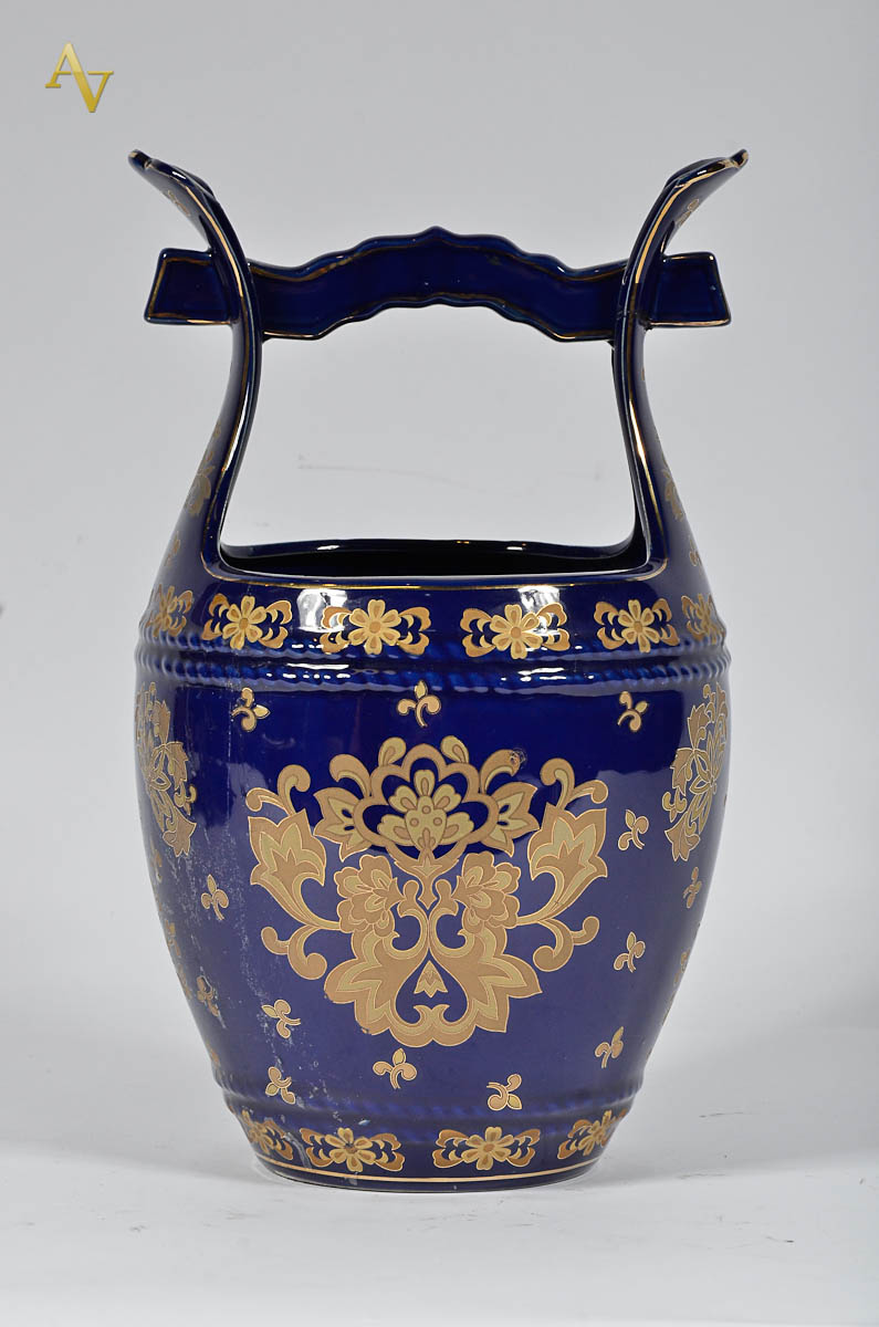Vaso em porcelana, na cor azul cobalto, c/ alças apresentando...