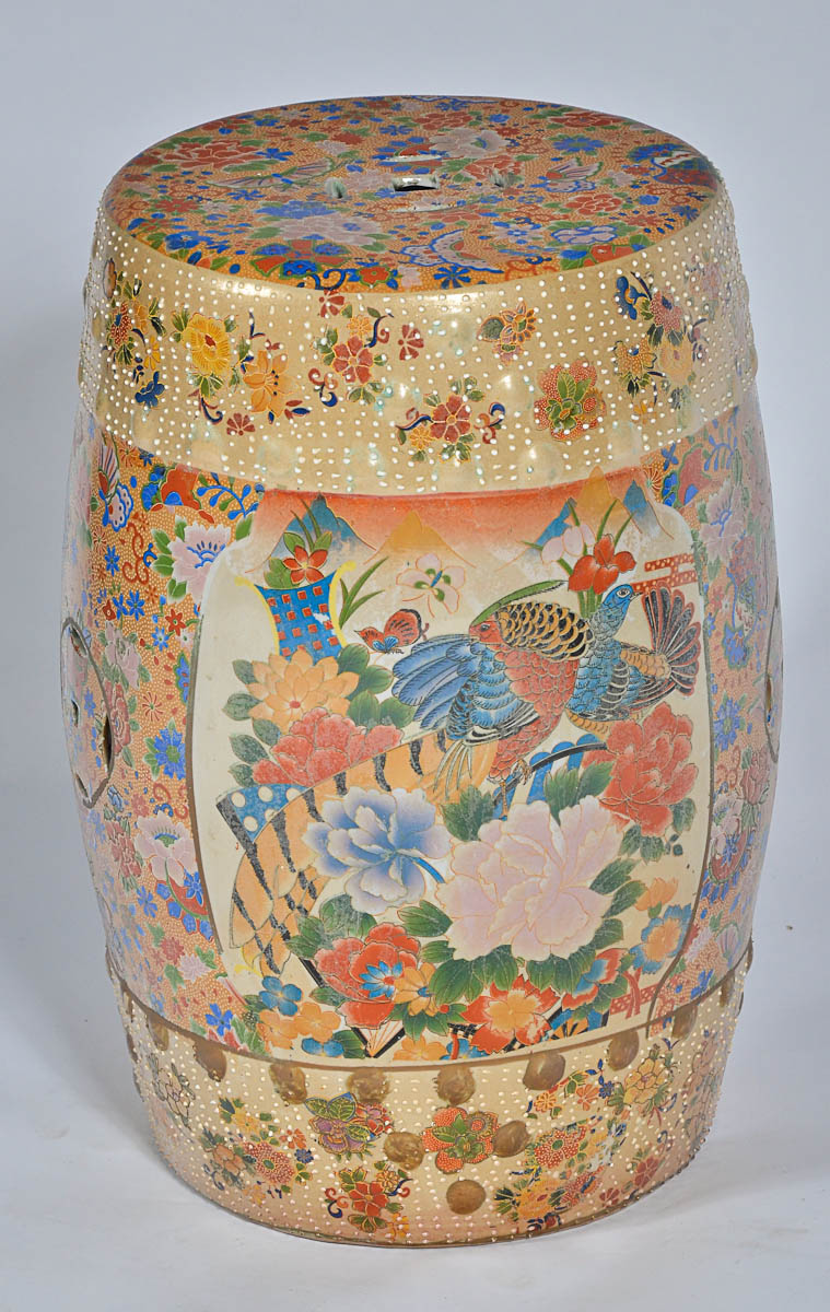 Tamborete de porcelana oriental. Alt. 48 cm; diam. 28 cm.