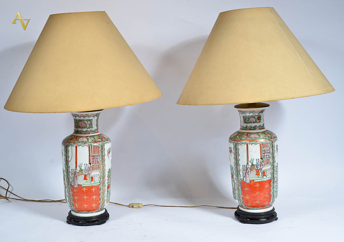 Par de abajoures em porcelana ao gosto oriental. Alt. total: 47 cm.