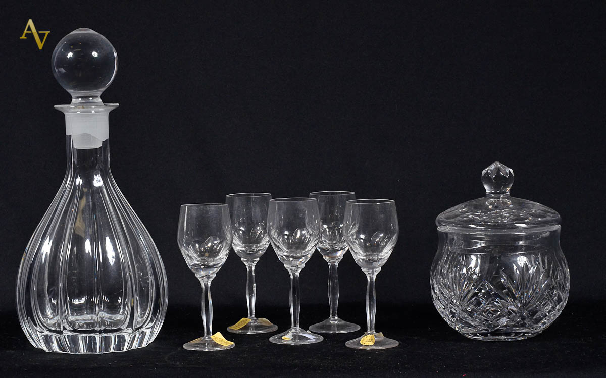 Sete peças de cristal lapidado, sendo bomboniere (allt. 16 cm - diam...