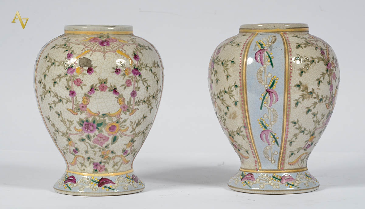 Par de vasos em porcelana craquelê na cor bege, decorada c/ flores...