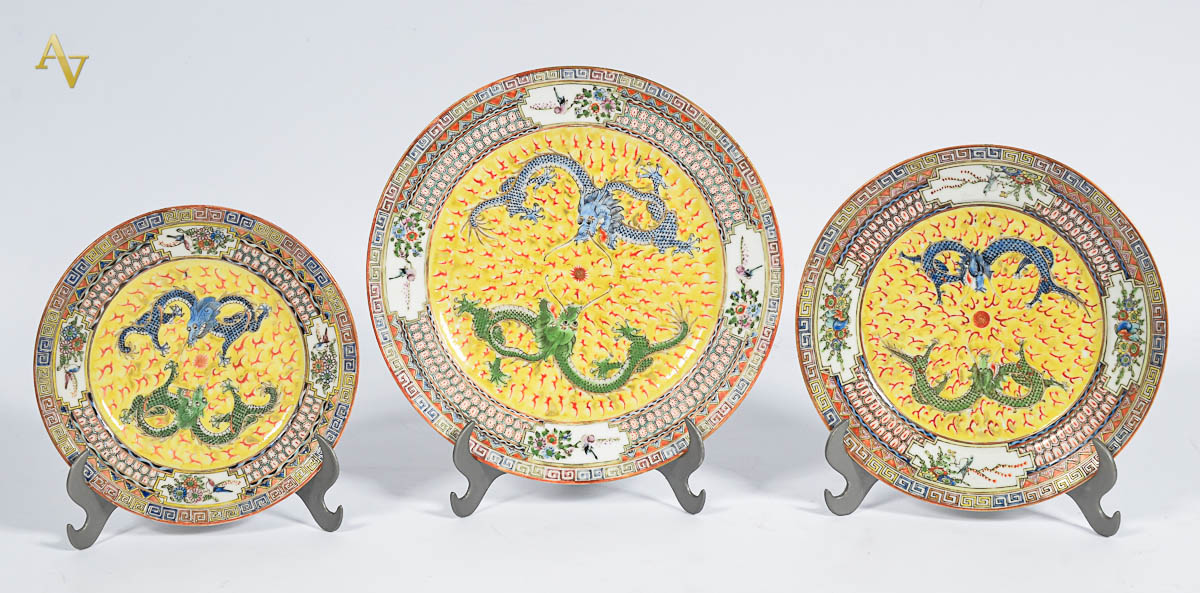 Três pratos de porcelana chinesa. Diam. 18, 20, 26 cm.