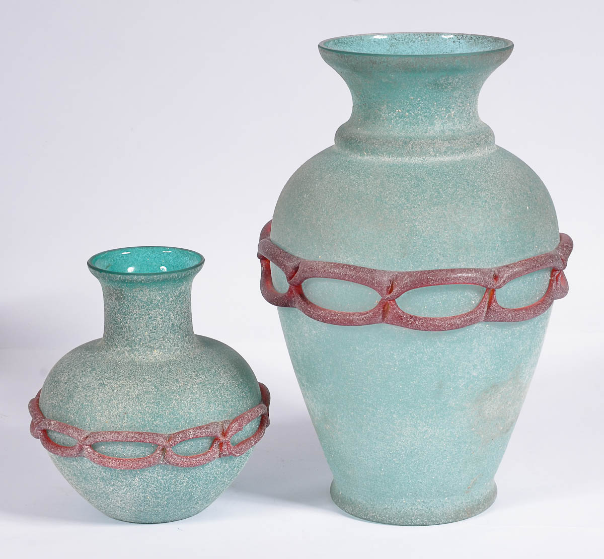 Dois vasos de murano italiano na cor verde e vermelho, Alts. 21 e 36...