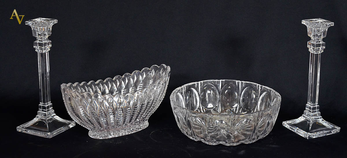 Quatro peças diversas de cristal, sendo par de castiçais(alt. 24 cm)...
