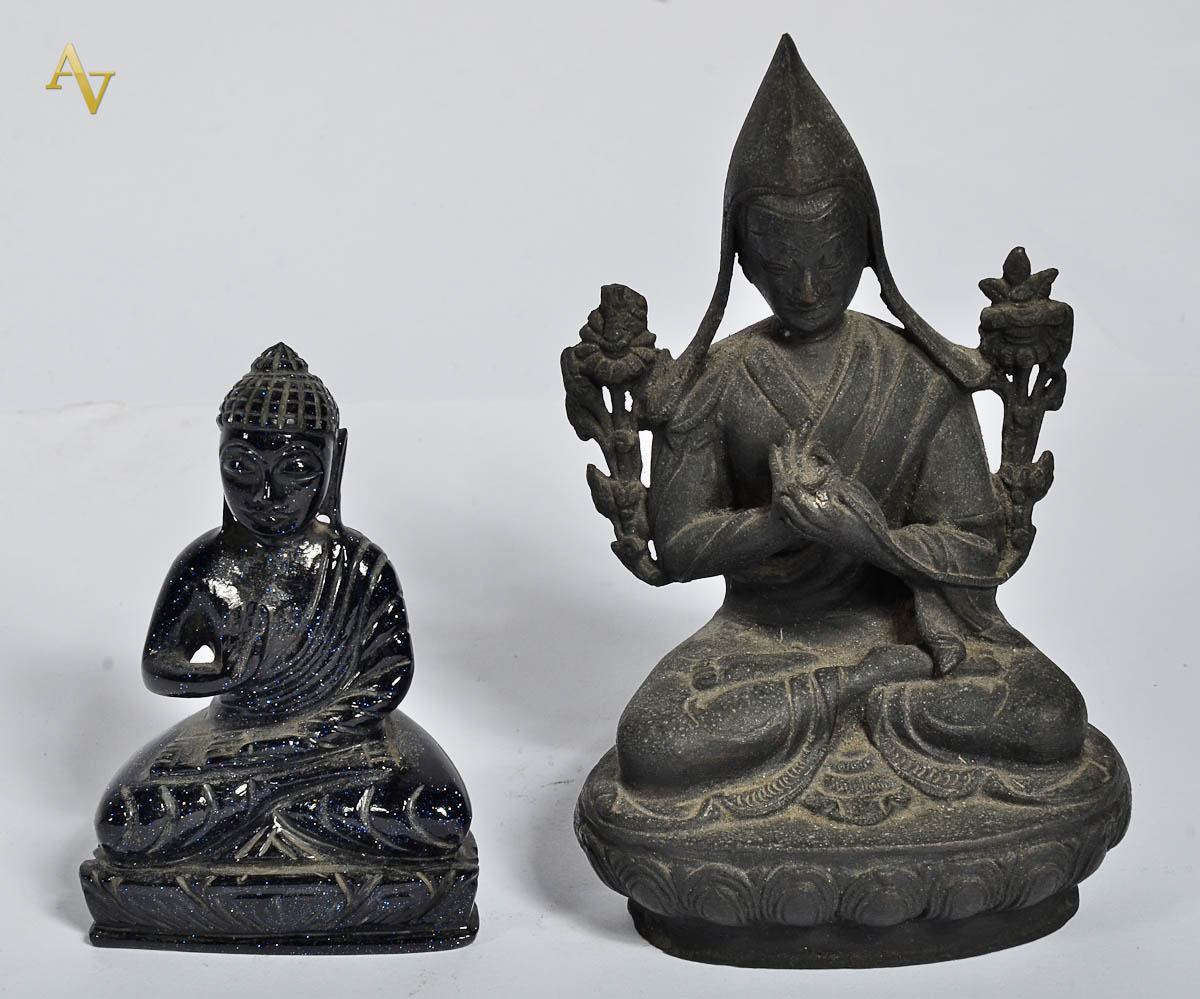Duas figuras orientais, sendo uma divindade de bronze - alt. 16 cm e...