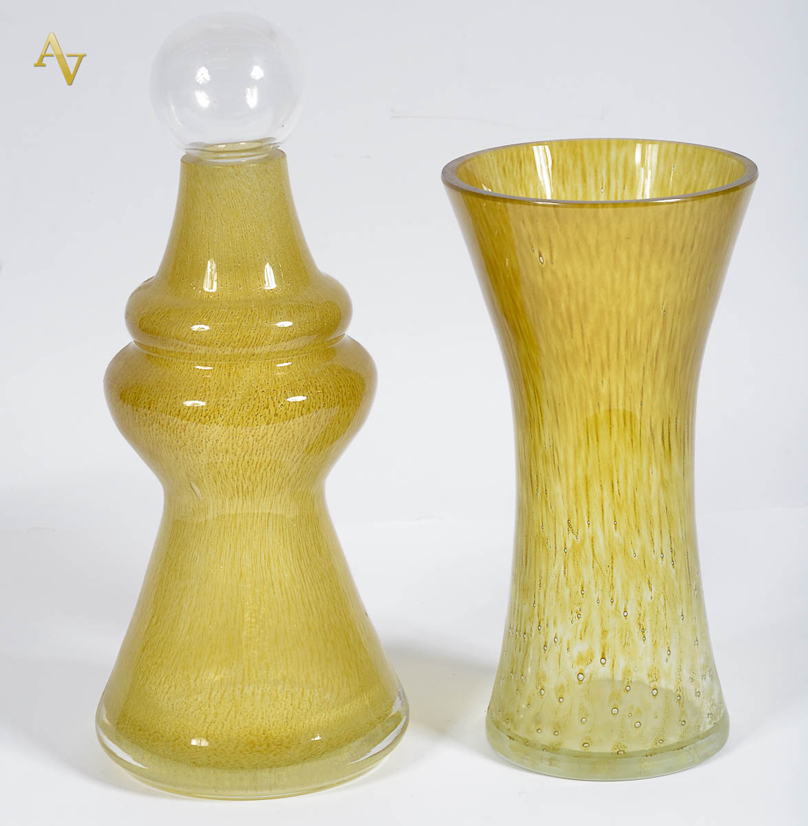 Duas peças de murano na cor ambar. alt. 28 e 37 cm.