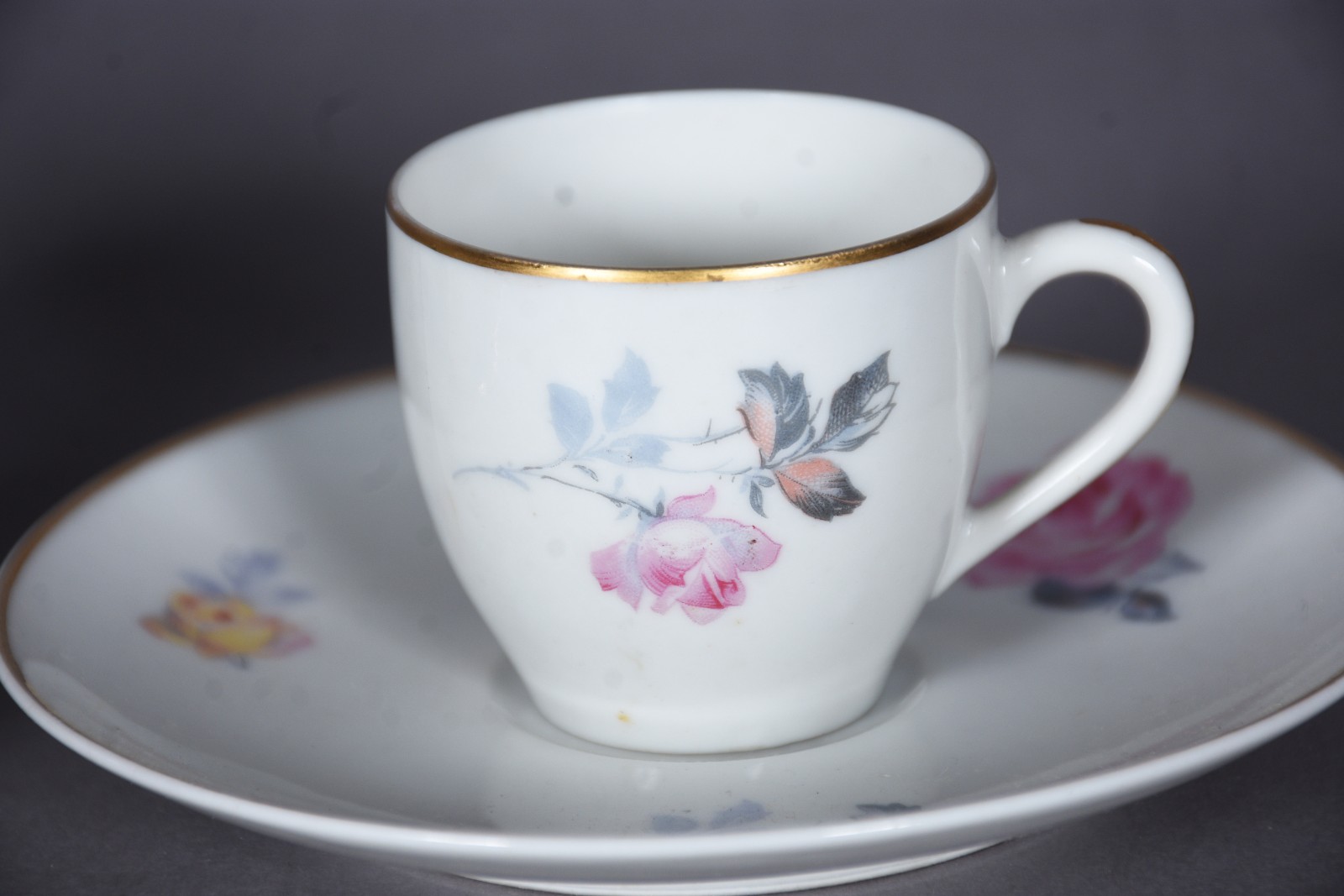Conjunto composto de: 7 xícaras com pires de porcelana francesa... - foto 3 de 9