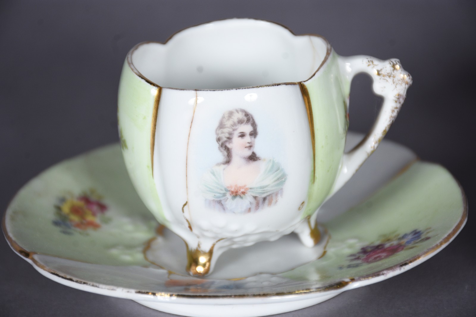 Conjunto composto de: 7 xícaras com pires de porcelana francesa... - foto 4 de 9