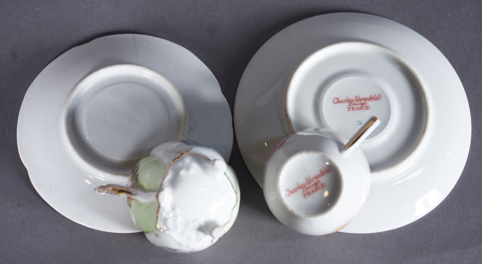 Conjunto composto de: 7 xícaras com pires de porcelana francesa... - foto 6 de 9