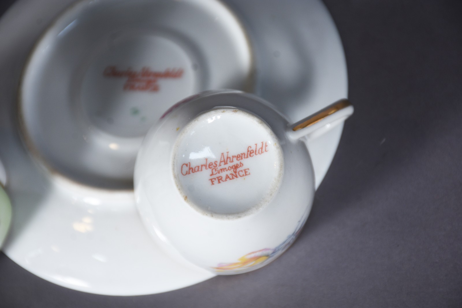 Conjunto composto de: 7 xícaras com pires de porcelana francesa... - foto 7 de 9