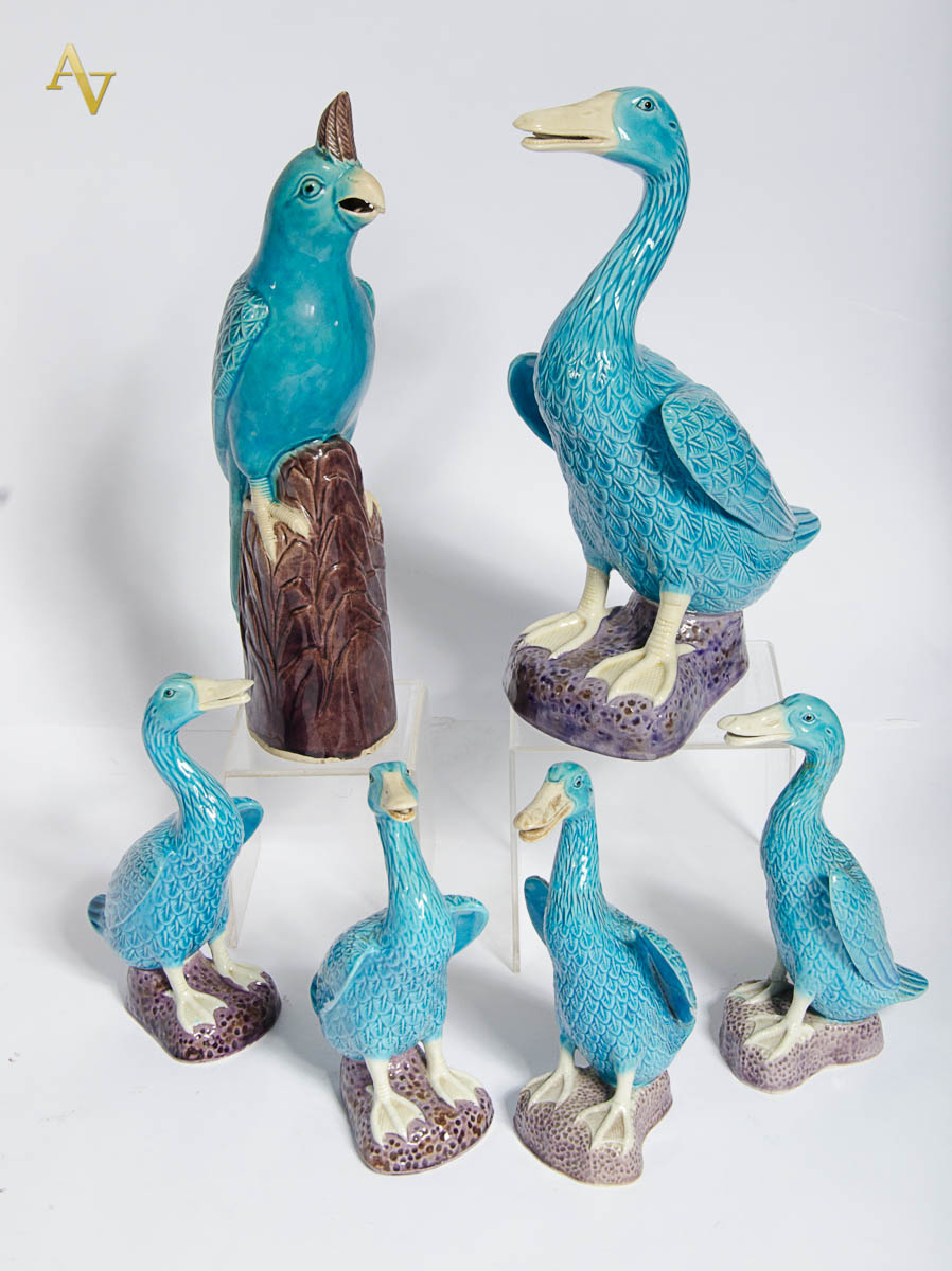 Seis bichos de porcelana oriental na cor azul turquesa, sendo 5 patos...